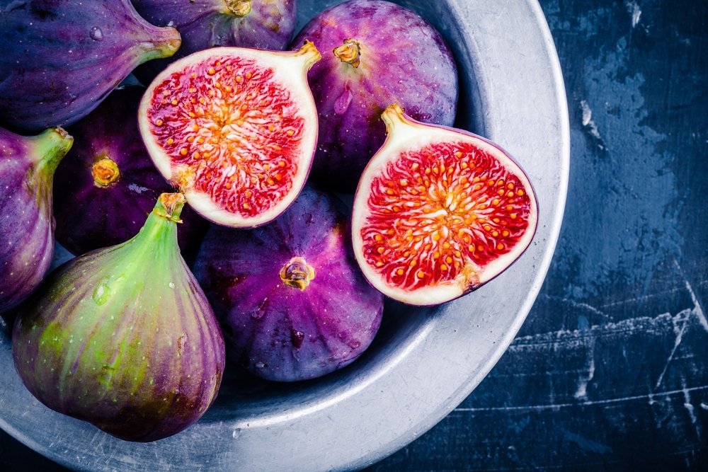 Karpuz, incir ve üzüm, bu üçü çok fazla fruktoz içerdiği için fazla tüketimini önermiyorum. Kan yağlarında artışa neden olup insülin direncini bozabiliyor. Bu yüzden bunları ölçülü miktarda tüketilmesini istiyoruz. Üzüm diğer meyvelere göre 30-50 kat daha fazla antioksidan içerirken üzüme özellikle diyabet hastalarının dikkat etmesi gerekmektedir.