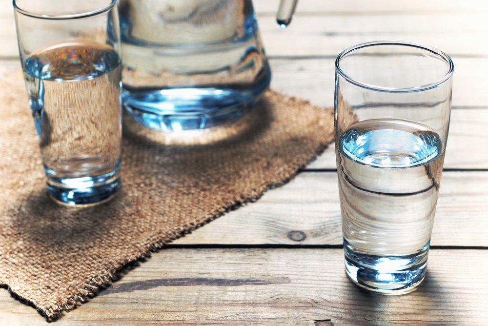 Tansiyon ve ödem gibi problemler için özellikle tuzlu yemeyi önermiyorum. Bol su tüketimini ve özellikle günde yaklaşık 2.5 litre su tüketimini öneriyoruz. Bu şekilde hem yeni normalleşme döneminde hem yaz sıcaklarında dikkat ederseniz bedeninize iyi bakmış olursunuz"diye bilgi verdi.