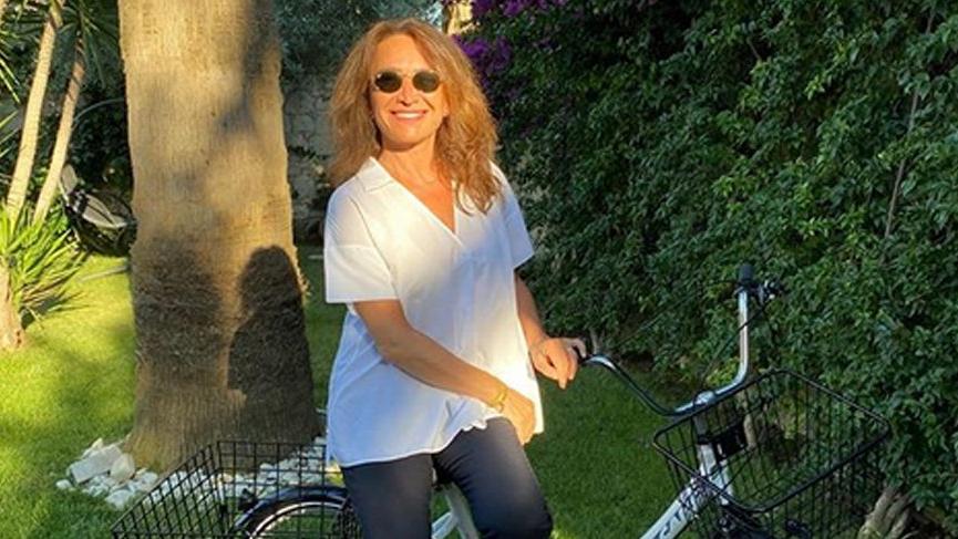 Demet Akbağ yeni görüntüsüyle beğeni topladı