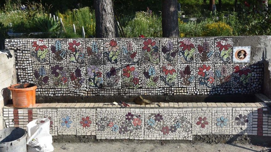 Kadınlardan hayrat çeşmelerine mozaik işlemesi