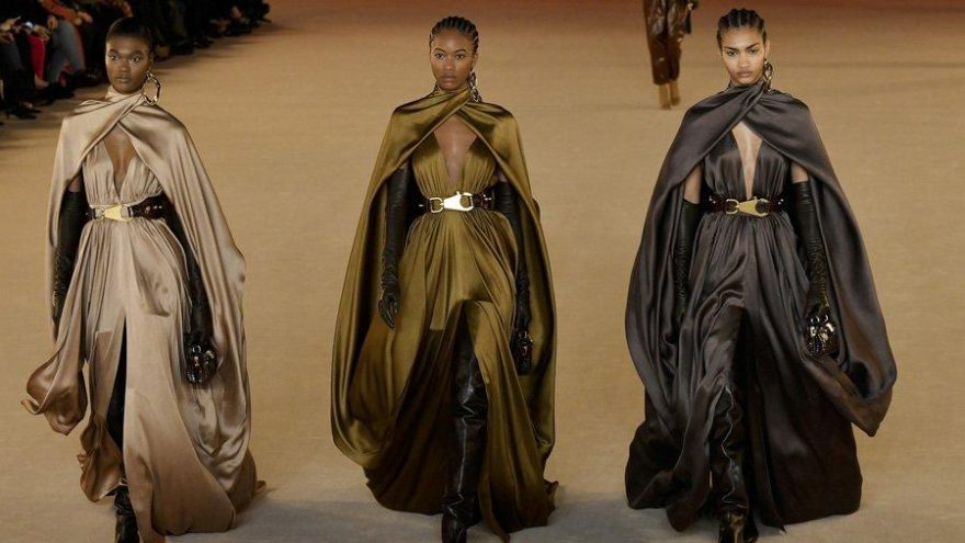 Balmain’den Seine Nehri üzerinde özel defile