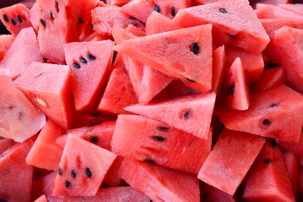 Karpuz ayrıca A ve C vitamini içerir ve beta karotenden zengindir. Bu antioksidan bileşenler vücuttaki serbest radikallerle savaşarak kanseri önleyici özellik gösterirler. Aynı zamanda potasyum ve magnezyum minerallerinden de zengin olan karpuz, yaz için tercih edilebilecek bir ara öğündür” dedi.