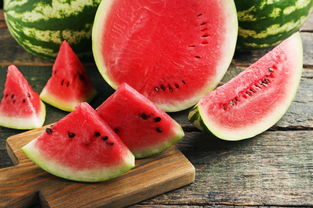 Meyveler çok sağlıklı bol vitamin ve mineral depoları olsa da şeker oranları yüksek besinler olduğunu unutmamak gerektiğini sözlerine ekleyen Demetgül, yaz aylarında en fazla tüketilen ve serinlik veren karpuzun, yüksek miktarda şeker içerdiğini vurguladı.