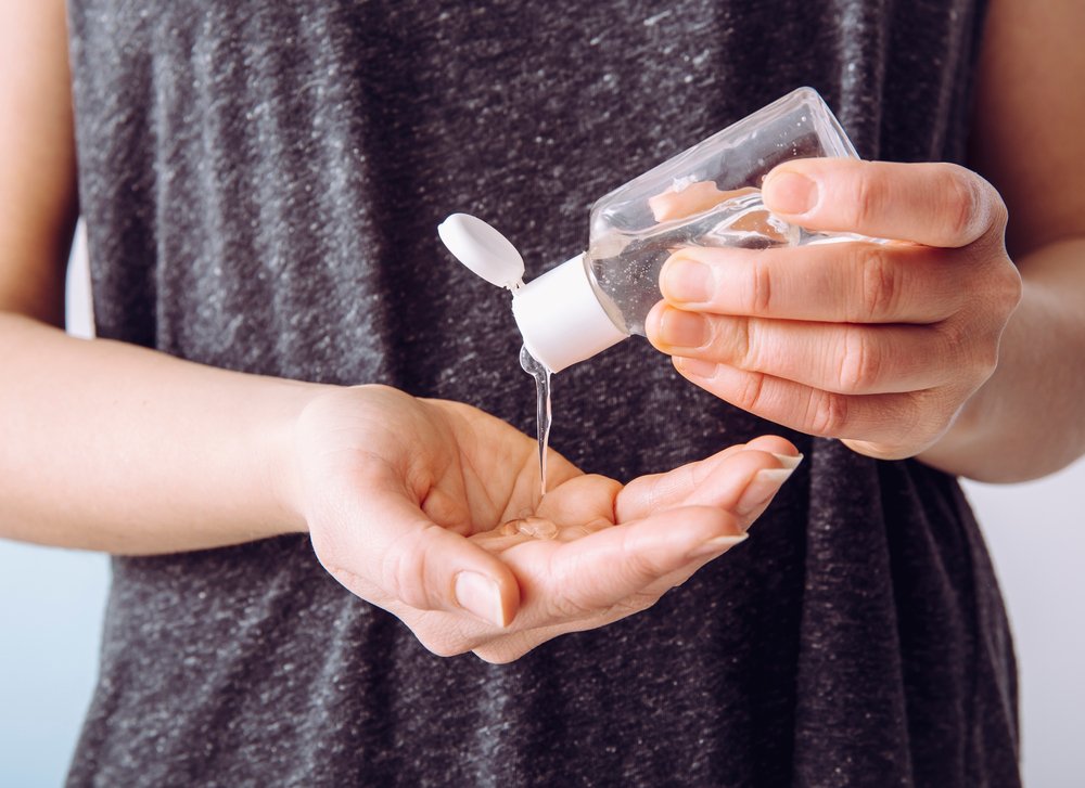 Virüsten korunmak için dezenfektan ve el jellerinin aşırı kullanımı üzerine uyarılar yapan Doç. Dr. Berna Aksoy, havaların ısınmasıyla birlikte dezenfektanların yanlış kullanımının ciltte tahriş, kuruluk ve lekeler yaratabileceğine dikkat çekti.