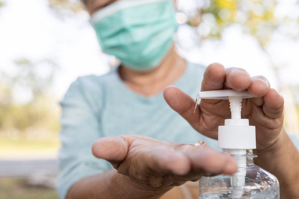 El dezenfektanları ve jellerinin kullanımının ancak elin gerektiği şekilde yıkama şansı olmadığında kullanılmasının önemine değinen Doç. Dr.Aksoy, “El yıkama imkanımız yok ise alternatif olarak elimize en az yüzde 60 alkol içerikli el dezenfektanı veya hiçbirini bulamıyorsak kolonya uygulayabiliriz. Burada dikkat etmemiz gereken bir nokta bu alkol bazlı ürünlerin etil alkol ya da etanol içermesi gerektiği. Metil alkol ya da metanol sağlık riskleri taşıdığı için lütfen ürünleri alırken içeriklerini kontrol edelim. Unutmayalım ki su-sabun, alkol bazlı dezenfektan - jeller ve kolonyalar ellerimizi tahriş edebilir. Bu nedenle günde en az üç - beş defa ellerimizi yoğun ve bariyer onarıcı bir nemlendirici ile nemlendirmeyi unutmayalım” şeklinde konuştu.