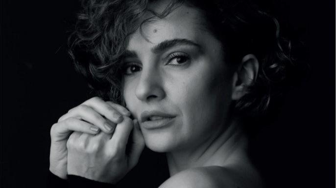 Mehtap Meral bir türkü ve şiir kitabıyla döndü