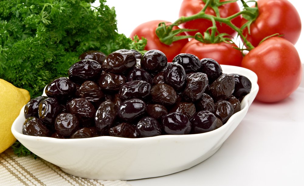 Mora çalan, kahverengi tonlarında olması gerekmektedir. Bu renklendiricinin çok olmadığı, kostik maddenin çok olmadığını anlamına gelir. Siyah zeytinin daha parlak olması için fazla miktarda boya maddesi konuluyor, kostik havuzlarda çok fazla bekletiliyor. Bu da sağlık açısından çok fazla zararlı.