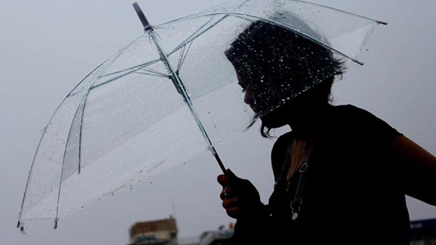 akom dan istanbul a ruzgarli ve yagisli