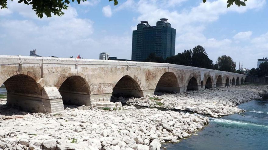 16 asırlık köprüye yine sprey boyayla yazı yazdılar