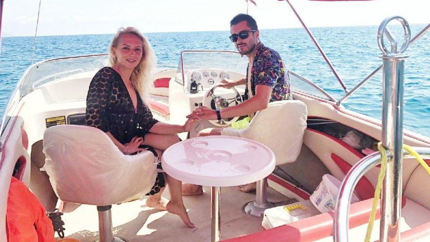 Emrah Akduman eşiyle tekne turu yaptı