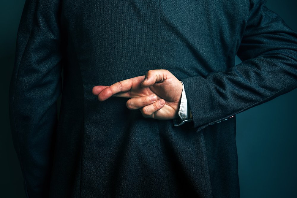 Oyuncu kişilikler yaratıcılıklarını ortaya koymak için yalan başvurup rol keserler burada amaç çıkar değil sadece ilgi çekmek ya da zor bir durumdan kurtulmak olabilir. Bazen bazı kişiler için de yalanı bir telkin yöntemi olarak görmek psikolojik olarak daha iyi hissettirebilir. Kişiler narsistik duygularını tatmin etmek için de yalan söyler. Tüm bu nedenlerin yanında kişi kendini yalan söylemeye mecbur hissediyor ve kronik halde seyrediyorsa patolojik bir durum olup başka bir psikolojik rahatsızlığa da eşlik edebilir böyle bir durumda kişi kendi isteği dahilinde bir psikolojik danışmanlık alıp tedavi olabilir.
