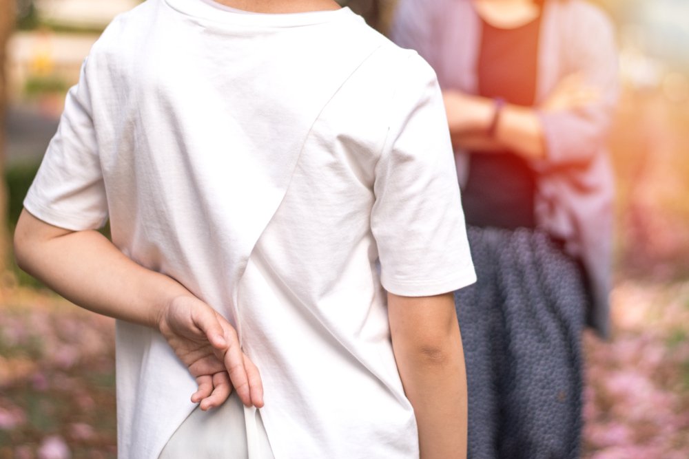 Yalan söylemek, diğer insanları kendimizi kandırmak, sosyal ilişkilerinizi, hatta yaşamımızı yönlendirmektedir. Yalanın ilişkilere zararları nelerdir?Yalan söylemek kişinin aile mutluluğunu, sosyal ilişkilerini ve iş yaşantısını ciddi boyutlarda kötü anlamda etkiler. Kişiyi içinden çıkamayacağı durumlarda bulmasına sebep de olabilir. Kişiler sosyal ilişkilerinde birbirine üstünlük sağlamak için sık sık yalana başvurabilirler.