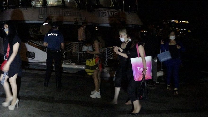 Bilinçsiz düzenlenen yat partisine polis baskını