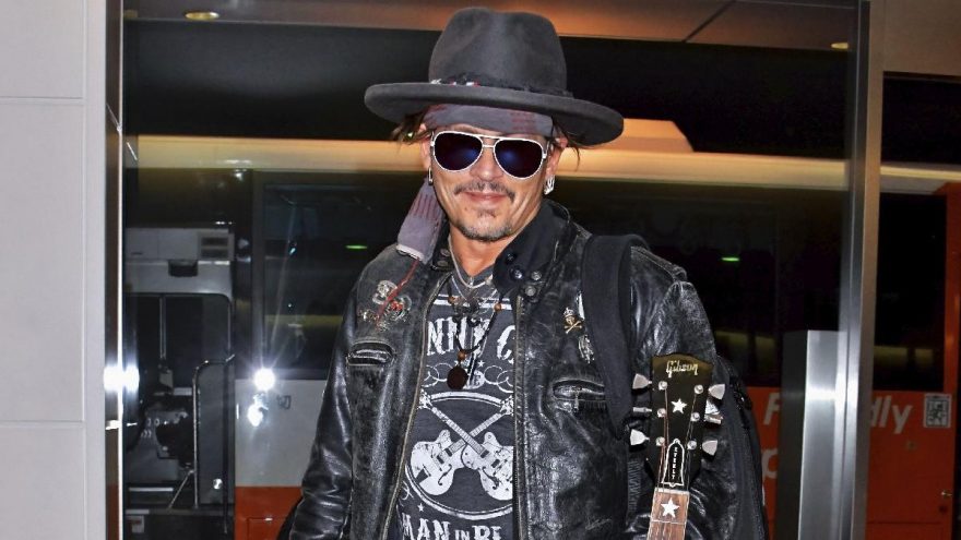 Johnny Depp’ten `Boston uçağı´ özrü