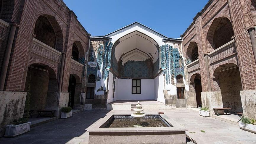 Çinileriyle göz alan Sırçalı Medrese