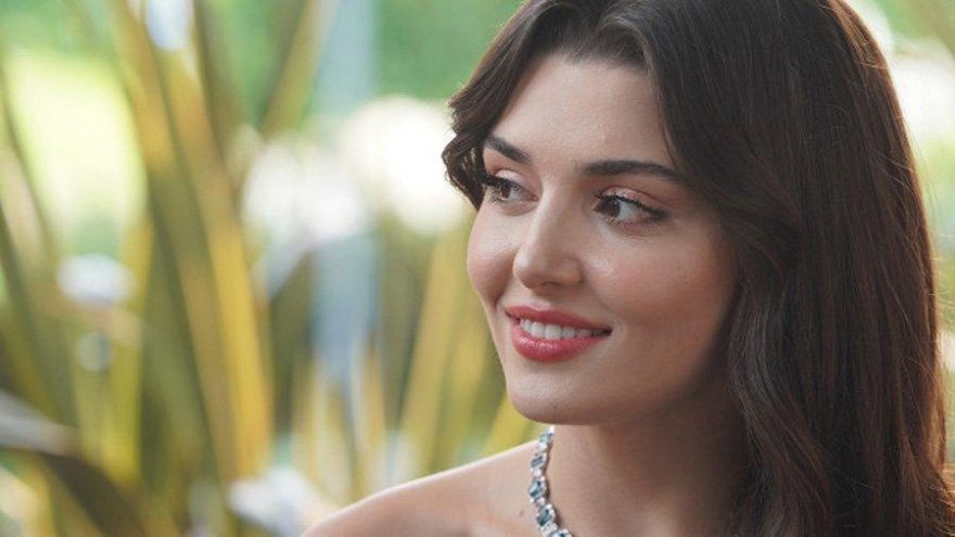 Hande Erçel sezonun trendi leopar desenli bikinisiyle poz verdi