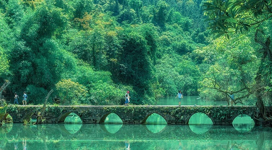 Qing Hanedanlığı'ndaki Daoguang Saltanatı'nın 15. yılı olan 1836'da inşa edilen köprü, 40 metre uzunluğunda, 2.2 metre genişliğinde ve 5.5 metre yüksekliğinde.