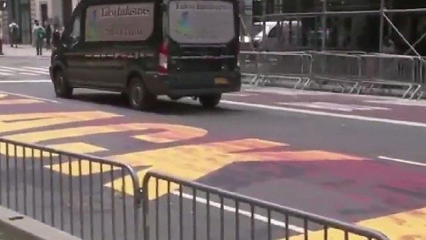 New York’ta ‘Black Lives Matter’ yazısına boyalı saldırı