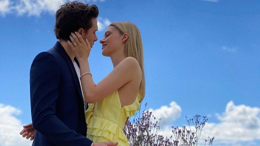 Brooklyn Beckham’ın nişanlısı Nicola Anne Peltz’in konuşulan elbisesi Victoria Beckham markasına ait