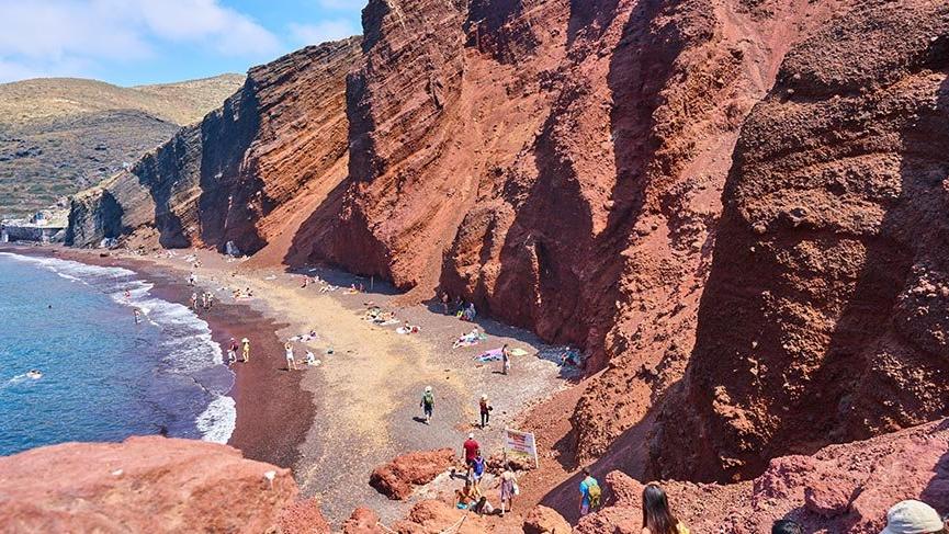 Santorini Adası’nın kırmızı plajı