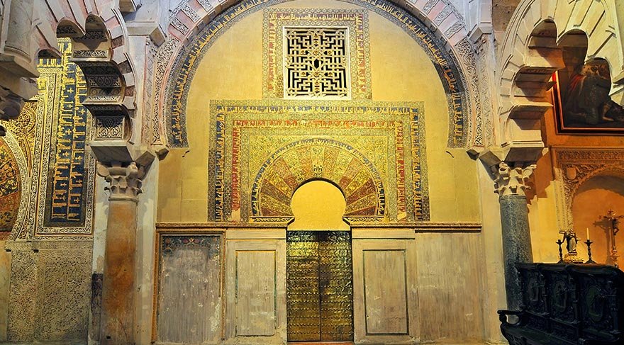 İspanya'nın Córdoba (Kurtuba) şehrinde, şehrin ortasından geçen Guadalquivir (Vad'il Kebir) ırmağının kenarında bulunan ve dünyanın en büyük ve en eski camilerinden biri olan Kurtuba Camii, yapılan eklemelerle 175 metre uzunlukta, 134 metre genişlikte muazzam bir yapıya dönüşmüştü.