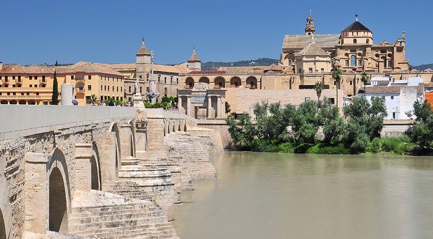 Mabedin bir diğer özelliği de kemerlerin iki katlı olması. 1236'da katedrale çevrilen camiye, 1523'te çeşitli ilaveler yapılmış fakat bu arada orta kısımlardan 63 adet çok güzel sütun kaldırılmış.