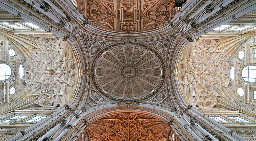 Yapımı bir yıl süren cami, daha sonra çeşitli eklemelerle büyütülmüş.
