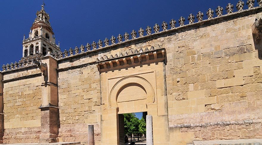 Asırlarca görkemini koruyan cami, kentin 1236 yılında Kastilya Krallığı’nın eline geçmesinin ardından Córdoba Katedrali'ne dönüştürülmüş.