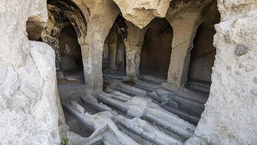 Kayalara oyularak yapılan Koimesis Tes Panagias Kilisesi