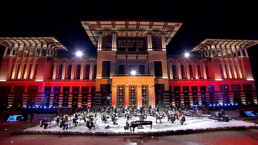 Fahir Atakoğlu’ndan ’15 Temmuz’ bestesi