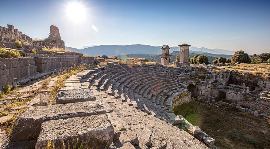 Yaklaşık 2500 yıllık bir geçmişe sahip olan Ksanthos, (Xanthos) başlıca Likya ve Roma akropollerinden oluşan, bugünkü Eşen Çayı kenarındaki ovaya hakim iki tepe üzerinde kurulmuş bir antik kent.