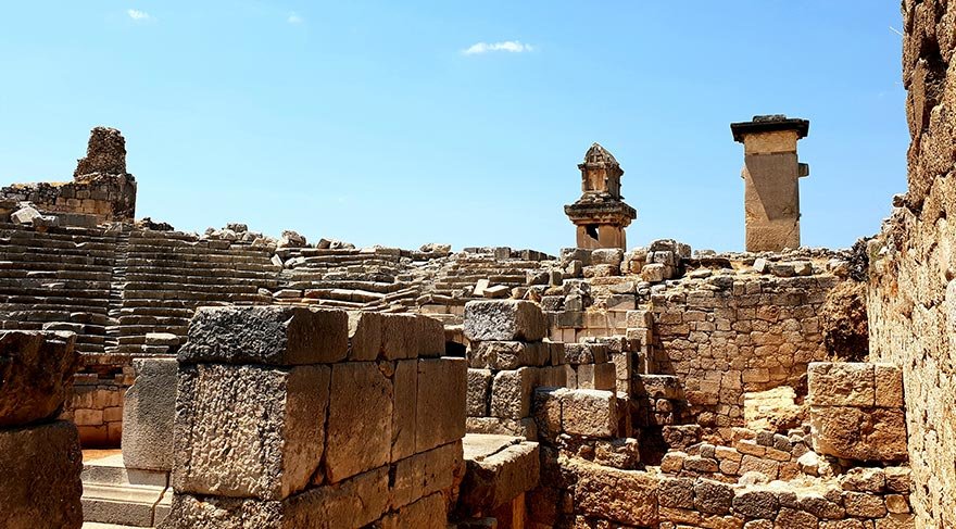 M.Ö. 545-546 yıllarında Pers egemenliğine girene kadar bağımsızlığını sürdüren ve Likya Birliği'nin başkenti olan Ksanthos, M.Ö. 42 yılında Romalıların kontrolüne girmiş.