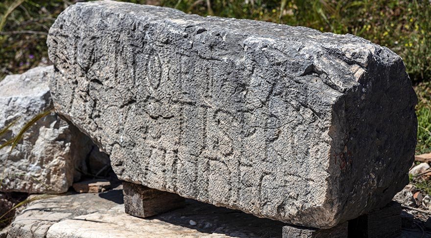Antik kentte, tiyatro ve Erken Hıristiyanlık Dönemi'nde yapılmış kilise görülebilecek eserler arasında yer alıyor.