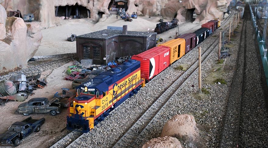 Kullanılan tren maketlerinin boyu 1,5 metreyi ağırlıkları ise 60 kiloyu bulurken, trenlerin hareketi kurulan elektrik sitemiyle sağlandı.