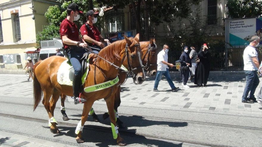 Atlı Polislerin geçişine yoğun ilgi