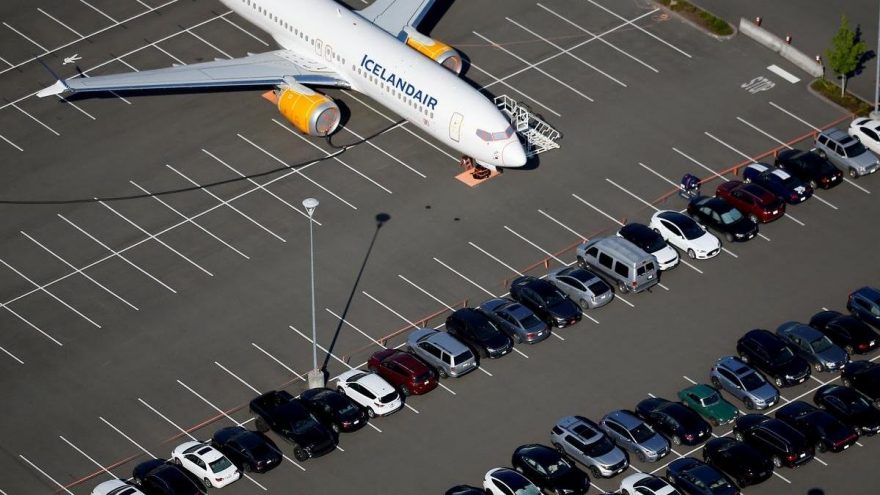 İzlanda’da pilotlar hostes olacak