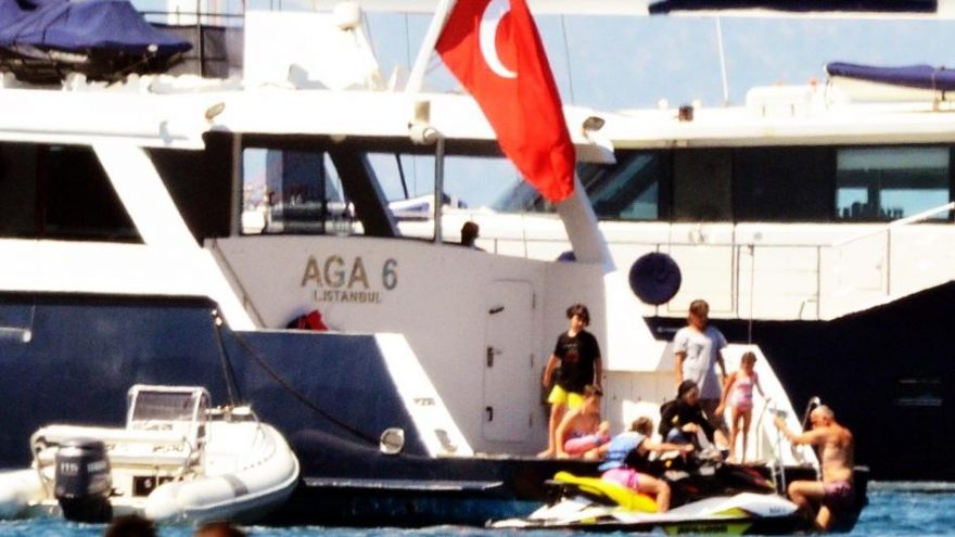 Trabzonspor’un eski başkanı Hacıosmanoğlu Ağaoğlu’nun yatında tatilde