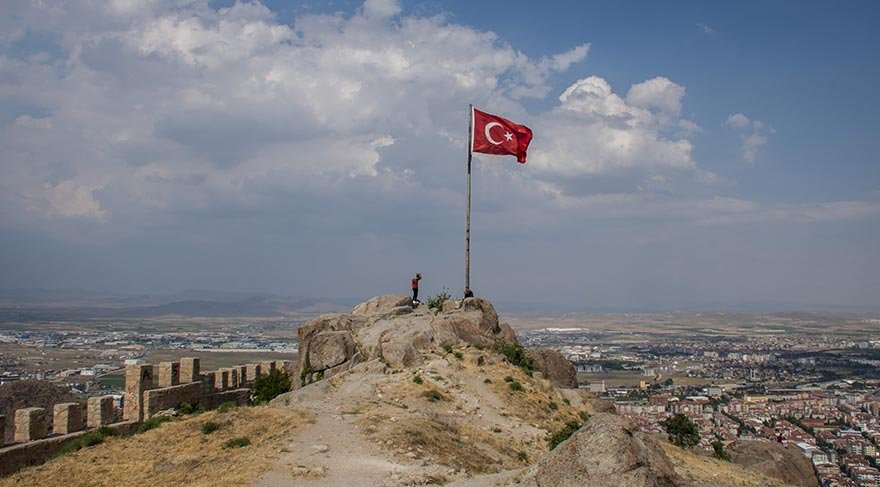 Kalenin, 1573’te Osmanlı Sultanı II. Selim’in emriyle Mahmut Bey tarafından burçları, sarnıçları ve kulesi tekrar onarılmış.