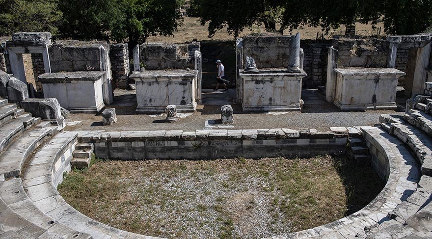 Aphrodisias, MS 1.-5. yüzyıllar arasında bütün Akdeniz dünyasında büyük üne kavuşan, başta Roma olmak üzere, imparatorluğun dört bir yanında imzalarını taşıyan eserleri bulunan heykeltıraşlar yetiştirmiş.