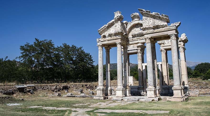 Bu özelliği sayesinde Roma İmparatorluğu’nun Asya eyaletinde, dönemin mermer sanatı ve mimarisinin tüm yönleriyle araştırılıp anlaşılmasını sağlayan kentlerden biri olmuş.