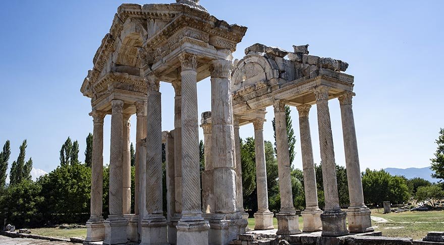Kente adını veren ve kent kimliğinin gelişiminde önemli rol oynayan Aphrodite kutsal alanının ve kentteki özgün Aphrodite kültünün de Akdeniz Havzası'nda geniş bir alanı kültürel açıdan etkilediği biliniyor.
