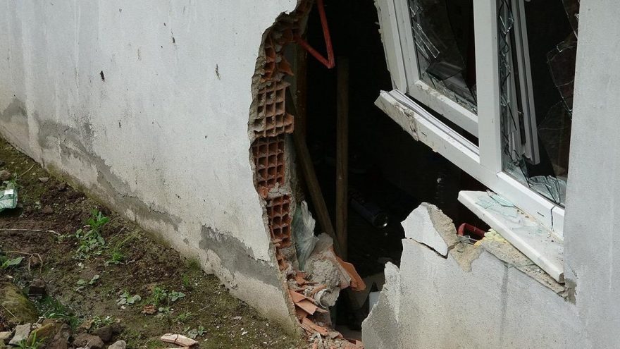 1 tonluk kaya yuvarlanıp eve isabet etti: Çamaşır makinesi kurtardı