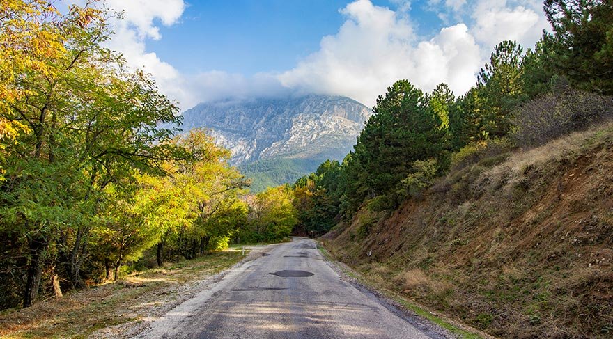 Jeolojik ve Jeomorfolojik yapıdaki kalker kayalar, kanyon vadiler, dolin gölleri, lapyalar, mağaralar, zengin bitki örtüsü, yaban hayatı ortamı ile mitolojik öykülere konu olan taşınmaz kültür varlıklarını bağrında taşıyan bölge doğal bir cennet.