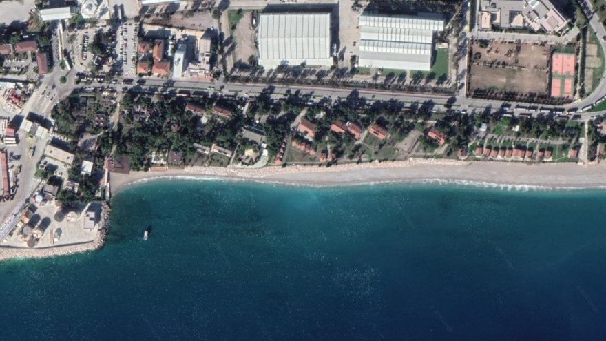 Konyaaltı Sahili 60 yılda 35 metre eridi, bir havluluk yer kaldı