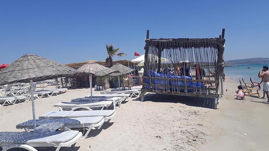 Çeşme’de kumsaldaki 1500 liralık localar kaldırıldı