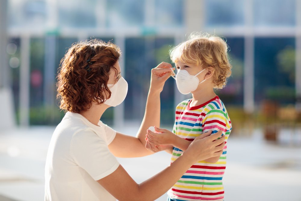 Covid 19 salgını nedeniyle sosyal mesafe, maske zorunluluğu gibi önlemler nedeniyle zor bir yaz geçiriliyor. Peki yaz sıcaklarında maske nasıl takılmalı, nelere dikkat etmeliyiz? Dr. Hamidi yaz aylarında zorlasa da salgının önünü kesmek için en önemli tedbirlerin başında gelen maske kullanımı ile ilgili soruların yanıtlarını verdi.