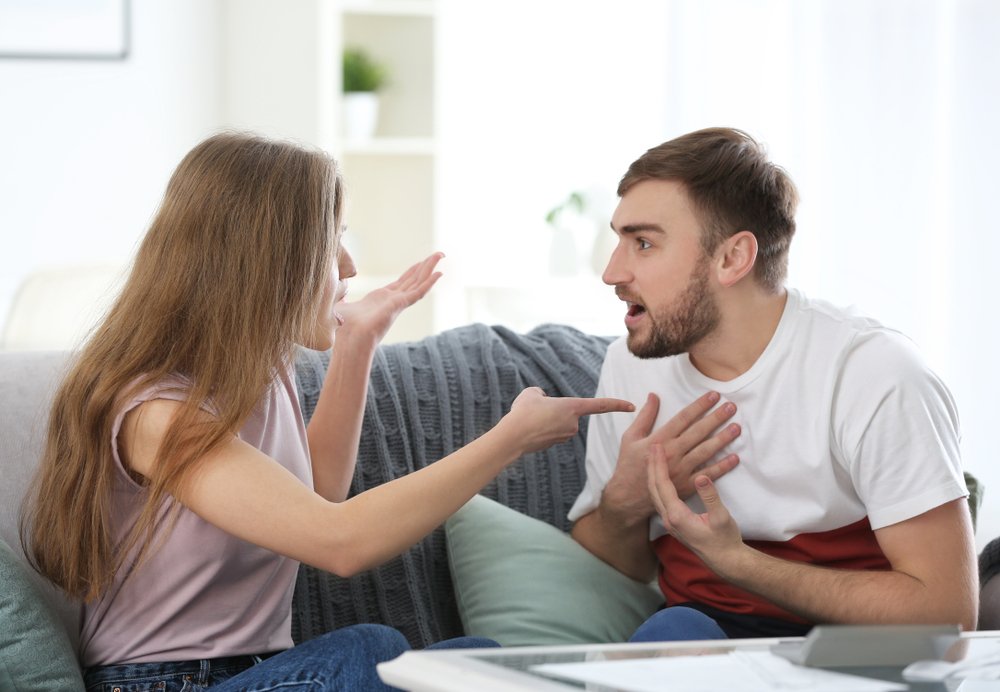 Dr. Gkıouler, şiddetin uygulanış yöntemine göre birkaç kategori halinde incelenebildiğine dikkat çekerek, şu bilgileri verdi: "Bu kategoriler; fiziksel, duygusal ve sözel şiddettir. Fiziksel şiddet; bireylere karşı cezalandırmak amacıyla fiziksel olarak her türlü zararı verecek yöntemlerin kullanılmasıdır. Başkasının vücut bütünlüğüne zarar veren, ona acı çektiren her türlü saldırı fiziksel şiddet olarak nitelendirilebilir.