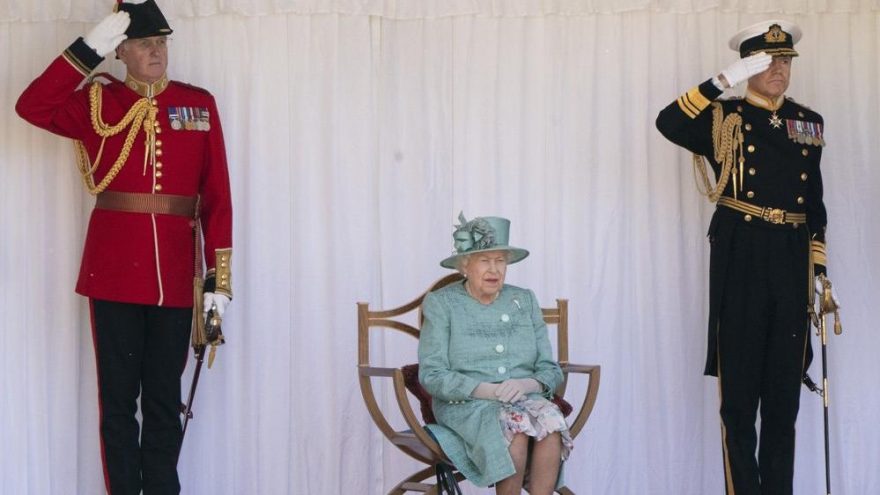 Kraliçe Elizabeth’in muhafızları işten çıkartılıyor