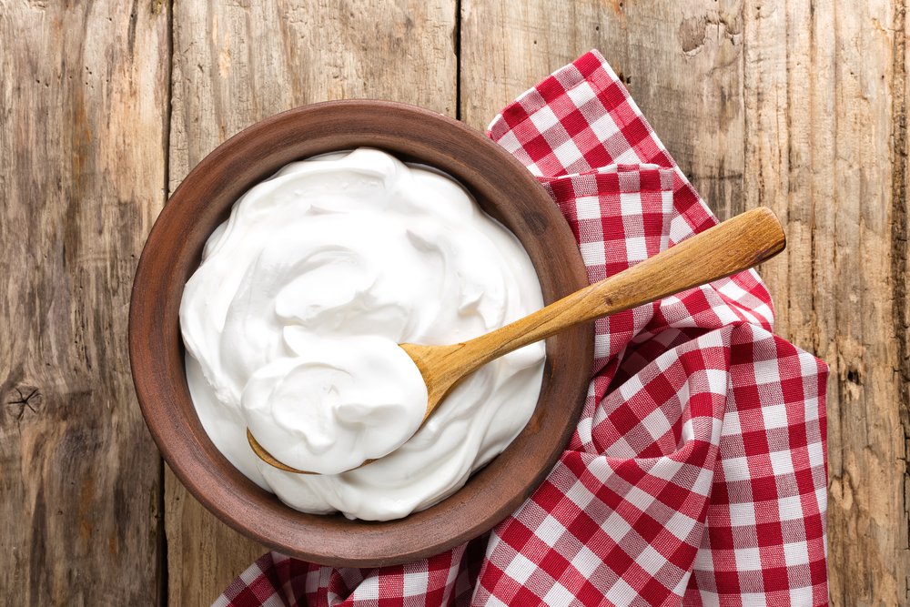 Yoğurdun yeşil suyunu dökmeyin </br></br>Yoğurdun yeşil suyu kesinlikle dökülmemelidir. Zengin bir vitamin kaynağı olan bu su, çorbalara karıştırılabilir veya ayran gibi içilebilir. Ara öğünlerde ise nane, salatalık, birkaç kaşık yoğurt ve suyu cacık yapılarak tüketilebilir. Yoğurt suyunun süzülmesiyle bu suyun içerdiği yüksek miktardaki riboflavin de kaybedilir. Oysa riboflavin, büyüme, doku yenilenmesi ve enerji metabolizmasında görevlidir. Bir diğer önemli nokta ise, kolesterol hastaları yoğurdun kaymağını tüketmemeli ve az yağlı olan süt ve süt ürünlerini tercih etmelidir.