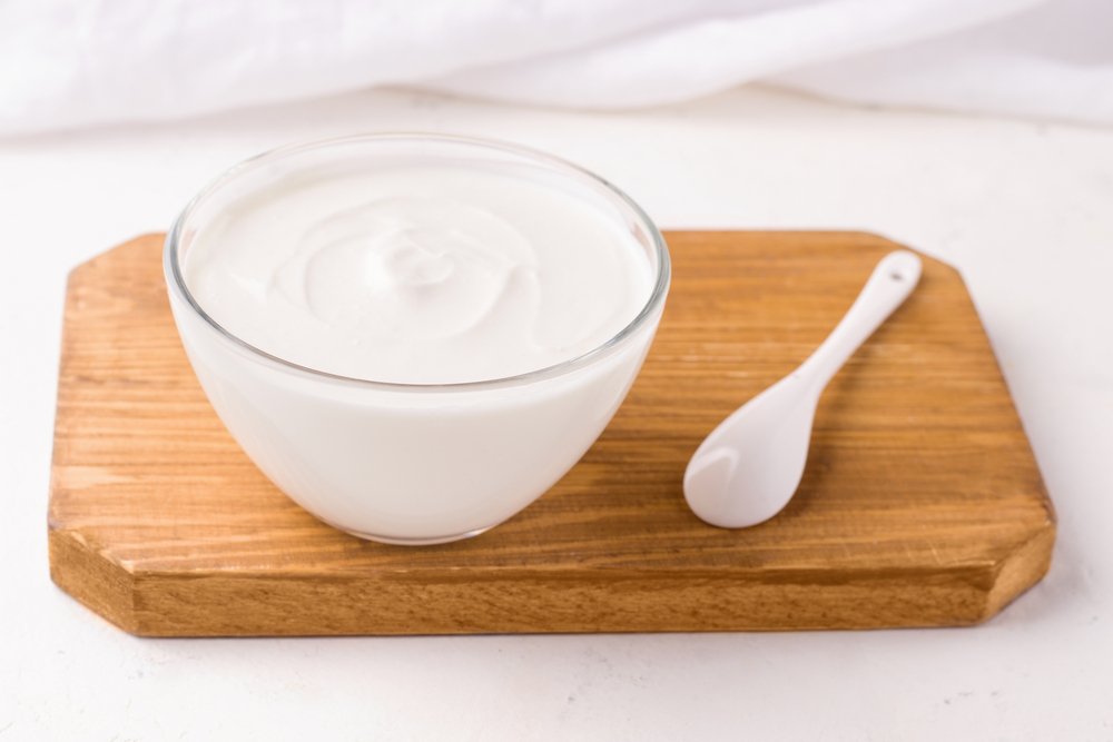 Sindirim sistemi, kalp ve damar hastalıklarına karşı koruyucu </br></br>100 gram yoğurtta 4,5 gram protein bulunmaktadır. Yoğurt gibi proteini yüksek besinler, kasların gelişimini desteklerken, düşük proteinli gıdalara göre her zaman daha doyurucudur. Yoğurt zengin kalsiyum içeriyle de ön plana çıkmaktadır. Kalsiyum kemiklerin dişlerin güçlü olmasını sağlayan mineraldir. 100 gram yoğurt, kalsiyum ihtiyacının %15’ini karşılayabilmektedir.